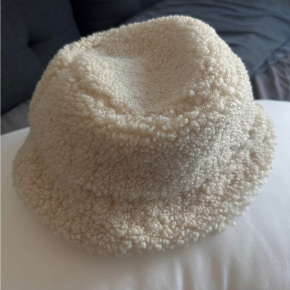 H&M Sherpa bucket hat. Cream color. - Picture 3 of 3